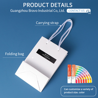 Sacs cadeaux en papier blanc avec logo personnalisé et poignées torsadées, sacs de shopping de luxe recyclables pour le commerce de détail et les cosmétiques, OEM ODM