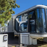 Maison capsule insonorisée et isolée pour maintenir un environnement intérieur calme dans les sites touristiques populaires