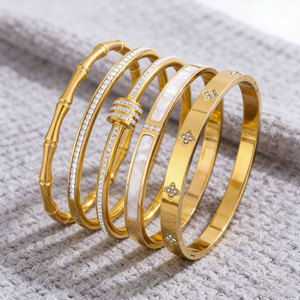สร้อยข้อมือและกำไลแฟชั่นสแตนเลสสตีล 316L กันน้ำ ป้องกันการหมอง ชุบทอง 14K 18K ดีไซน์เนอร์ สำหรับผู้หญิง - Product Image 2