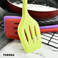 Spatule en silicone multifonctionnelle résistante à la chaleur de haute qualité pour la cuisine à domicile pour les œufs, un ustensile de cuisine indispensable