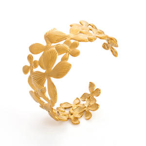 Pulsera Floral con Parches, Chapada en Oro de 18k, Ajustable, Estilo Ejecutivo para Mujer - Product Image 5