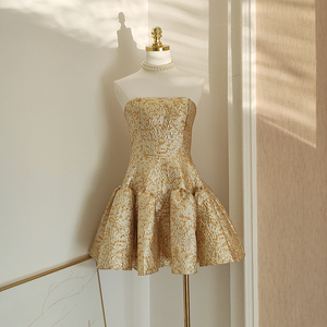 Robe de soirée trapèze sans bretelles cintrée à volants en jacquard fil d'or, style fille de la haute couture française, en tissu crêpe - Product Image 1