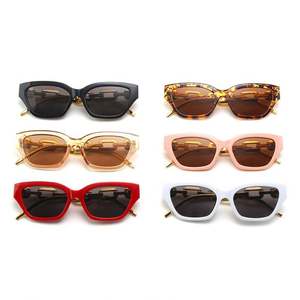 Lunettes de soleil œil de chat rétro punk à petite monture avec chaîne dorée pour femmes - Vente en gros - Product Image 4