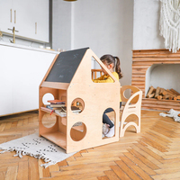 Ensemble bureau et chaise Montessori en bois pour enfants, table d'activités en forme de maison avec tableau noir, étagère à livres et étagères de rangement