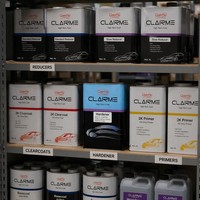 Agent de durcissement à haute teneur en solides pour revêtements automobiles, meubles et plastiques, polyuréthane acrylique 2K liquide en spray multi-usages