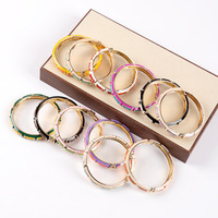 Bracelets vintage en émail à bas prix, prêts à être expédiés en gros, bijoux en alliage émaillé, bracelets simples rétro minimalistes pour les détaillants