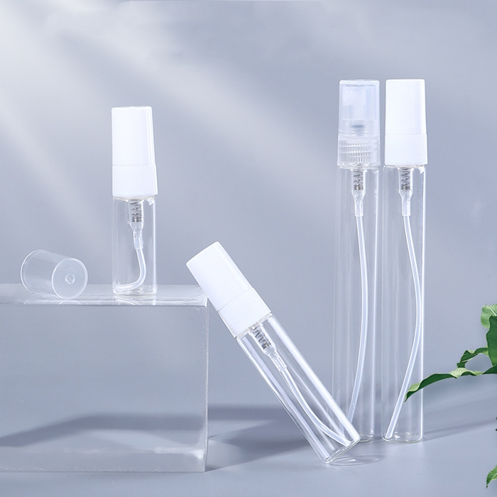 Bouteille transparente avec couvercle de pompe blanc