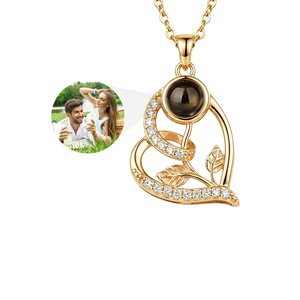 Nuova Collana Personalizzata con Proiezione a Cuore in Zircone Dorato 2026 Ciondolo di Lusso con <span class=keywords><strong>Fiori</strong></span> e Scritta 'Ti Amo' in 100 Lingue, Unisex per Feste - Product Image 1