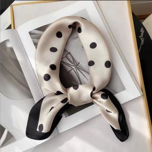 サテンスカーフ カスタムプリントデザイン パーソナライズド スクエア ブラック ホワイト レディース ハンカチ - Product Image 2