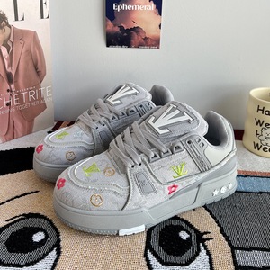 Nouvelles baskets plateforme premium 2026 avec broderie florale blanche et accent vert, style streetwear, chaussures de papa - Product Image 2