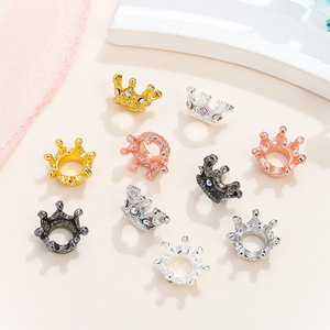 Breloque en alliage 3D en forme de couronne avec micro-diamants pour la création de bijoux DIY – Couleurs argent, or, or rose, bronze, noir, or blanc - Product Image 1