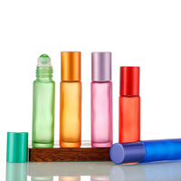 Bouteille à rouleau en verre d'huile essentielle givrée colorée de 10ml avec boule en acier inoxydable pour parfums d'huiles essentielles et baumes à lèvres