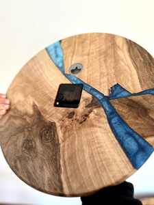 Reloj de Pared Artístico de Resina y Madera, Hecho a Mano para Ofrecer un Atractivo Visual Único y una Funcionalidad Suave y Precisa para Interiores - Product Image 5