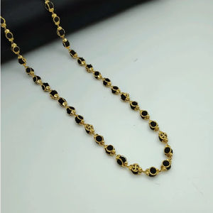 Collar Tradicional de Cuentas Doradas y Negras con Amuletos de Swastika Auspiciosos, Cadena Hindú Espiritual, Joyería Estilo Mangalsutra para Mujer - Product Image 1