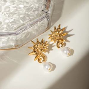 Boucles d'oreilles créoles spirales en acier inoxydable plaqué or 18 carats avec perle irrégulière en forme de cheval de mer, bijoux de mode personnalisés pour femmes - Product Image 3