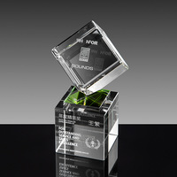Cube en cristal K9 élégant avec design carré flottant, gravure personnalisée, fournisseur de cadeaux de reconnaissance d'entreprise pour trophées en cristal