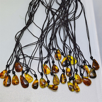 Hochwertiger Bernstein-Anhänger mit Herz- und Mond-Gravur, Heilsteine, Handgefertigter Schmuck als Geschenk