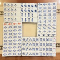 Ensemble de Mahjong Américain Chinoiserie de Luxe 166 Tuiles Personnalisées en Porcelaine Bleue et Blanche avec Plateau en Acrylique – Cadeau Idéal pour Soirées Jeux – Vente en Gros