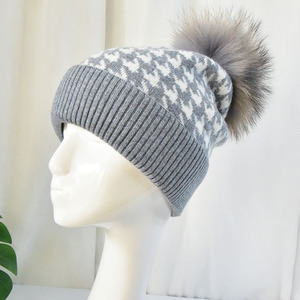 Bonnets d'hiver chauds en <span class=keywords><strong>laine</strong></span> tricotée avec <span class=keywords><strong>pompon</strong></span> en fourrure pour les femmes Fashion Houndstooth Pattern Wide Cuff Beanie Wholesale Loose Hat - Product Image 6