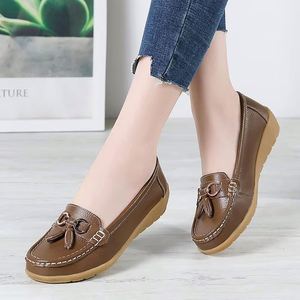 Zapatos Mocasines de Moda 2026 para Mujeres de Mediana Edad y Mayores, con Suela Suave y Perforaciones Hechas a Mano - Product Image 3