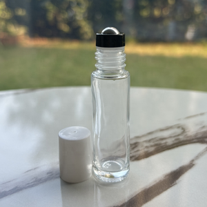Flacon roll-on en verre épais transparent de 10 ml pour huile corporelle, parfum, sérum, huile essentielle avec bille roulante en métal et capuchon blanc - Product Image 1