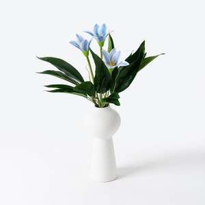 Bouquet de fleurs artificielles en soie, style lys à trois têtes, fabriqué en Chine, pour centres de table de mariage, hôtels, clubs et ambiance de salon - Product Image 1