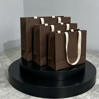 Sac en papier noir gaufré de luxe avec logo personnalisé, en papier texturé, avec poignée en ruban gros-grain pour emballage cadeau