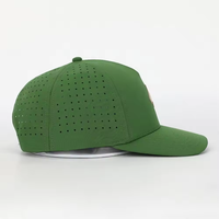 Casquette de golf en polyester imperméable avec logo personnalisé Casquette de baseball verte sport à 5 panneaux avec trous découpés au laser