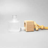 Diffuseur d'air frais carré en verre de 8 ml pour voiture avec clip de ventilation, surface estampée à chaud, flacon vide pour huiles essentielles et parfums