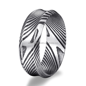 Anillo de <span class=keywords><strong>Boda</strong></span> Personalizado de Acero de Damasco Negro de 8 mm con Engaste Invisible <span class=keywords><strong>para</strong></span> <span class=keywords><strong>Hombre</strong></span> y Mujer - <span class=keywords><strong>Regalo</strong></span> <span class=keywords><strong>para</strong></span> Fiesta de Compromiso o <span class=keywords><strong>Aniversario</strong></span> - Product Image 1