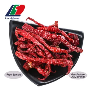 Ganze lange dünne gebogene zerkn itterte kleine Chili Red Hot Peppers
