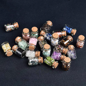 Vente en gros de graviers en cristal naturel poli souhaitant une bouteille avec du verre gemme et des éclats de cristal-cadeau Feng Shui - Product Image 3