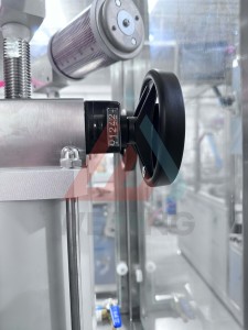 Machine de remplissage et de scellage d'aérosols BOV entièrement automatique, utilisée pour les bouteilles en aluminium/plastique - Product Image 6