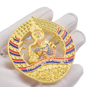 Pin de oro del Ministerio de Defensa Nacional de Camboya, insignia del emblema de la medalla, <span class=keywords><strong>nuevos</strong></span> Pines de solapa corporativos personalizados 3D con caja acrílica - Product Image 4