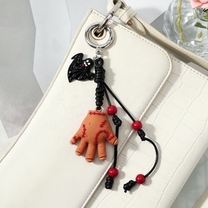 Llavero <span class=keywords><strong>de</strong></span> Halloween con diseño <span class=keywords><strong>de</strong></span> Mano del Monstruo <span class=keywords><strong>de</strong></span> Wednesday Addams y Murciélago Fantasma, con cordón negro anudado y cuentas rojas - Product Image 1