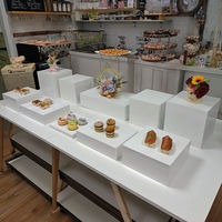 Rehausse de table de buffet en acrylique blanc avec logo personnalisé et taille rectangulaire