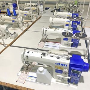 จักรเย็บผ้าแบบเข็มเดี่ยว DDL7000A ระบบขับเคลื่อนโดยตรง สำหรับเย็บผ้าเดนิมบางถึงปานกลาง ผลิตเสื้อผ้าได้อย่างรวดเร็ว - Product Image 1