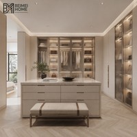 Dressing minimaliste haut de gamme avec portes en verre cannelé et îlot de rangement de luxe pour chambre principale