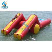 Trampoline flottant personnalisable pour adultes et enfants avec toboggan triangulaire pour équipement de jeu aquatique Sea Park