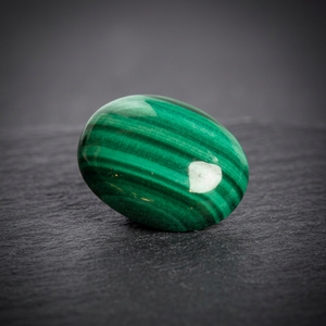 Cabochon ovale lisse en malachite semi-précieuse 100 % naturelle, 10*12mm, couleur verte, qualité supérieure, effet chromatique, traité - Product Image 1