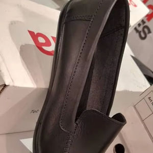 Chaussures plates de bureau pour hommes Rada, durables, en PU d'origine locale, faible empreinte carbone, approvisionnement conforme aux ESG - Product Image 1