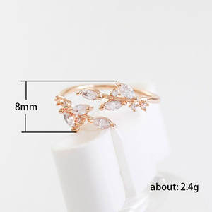 Anello F1754 in Oro Rosa con Cristalli, Design a Pianta, Montatura a Griffe, Gioiello da Donna per Fidanzamento - Product Image 5