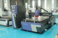 Routeur CNC automatique 1325 ATC 3 axes Syntec/Mach3 pour le traitement des feuilles de plastique à bois Servomoteur Delta à haute rigidité