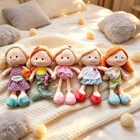 Adorable poupée en tissu doux avec des tresses blondes et un salopette à carreaux, rembourrage en coton PP, 100% polyester, pour les enfants, cadeau, décoration