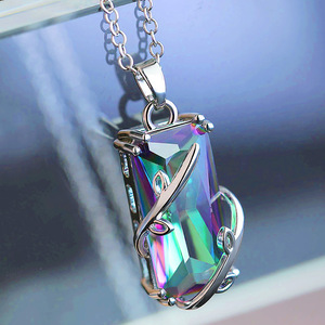 Collana con Ciondolo a Foglia Colorata per Donne, Elegante Gioiello Naturale, Accessorio di Moda per Uso Quotidiano, Idea Regalo - Product Image 2