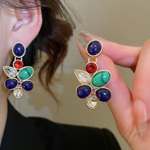 Parure de bijoux rétro pour femme : collier et boucles d'oreilles en résine et strass en forme de goutte d'eau avec aiguille argentée - Product Image 3