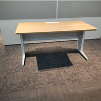 Bureau d'étude scolaire double moderne et durable avec pieds en acier, surface en bois, écologique et réglable en hauteur pour étudiants