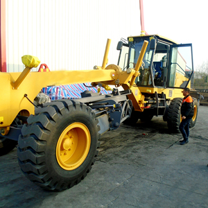Machine de nivellement de terrain Grader GR165, réputée pour la construction de fonds de piste et de chaussées - Product Image 4