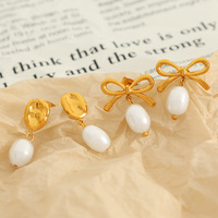 Boucles d'oreilles pendantes perle coquille spirale, acier inoxydable doré, inspiration marine, luxe discret femme