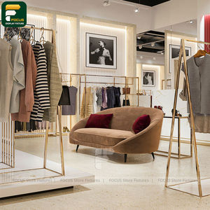 Expositor de Ropa Contemporáneo para Comercio Minorista, Armario Curvo para Colgar Prendas con Borde Suave - Product Image 6